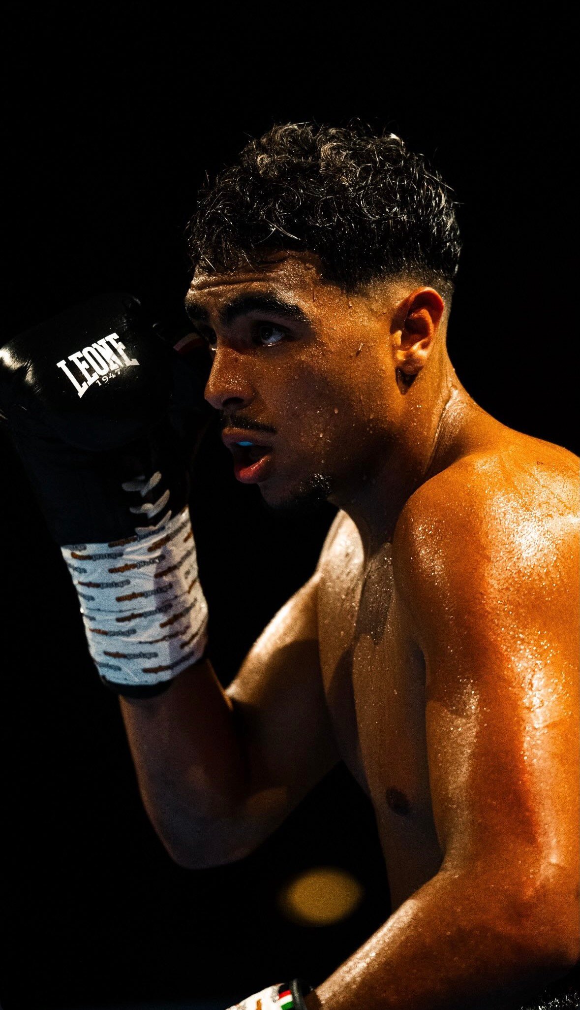 Johein Maache sur le ring, concentré entre deux échanges
