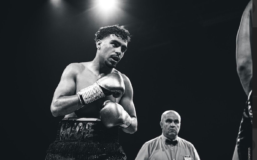 Johein Maache sur le ring sous les projecteurs